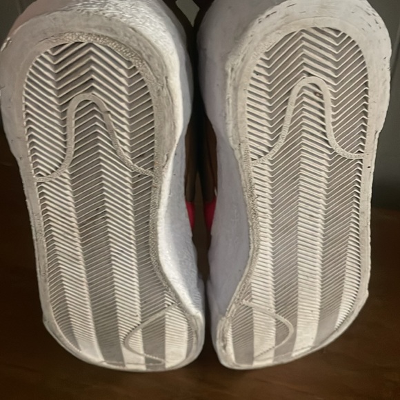 Nikes - Picture 5 of 5